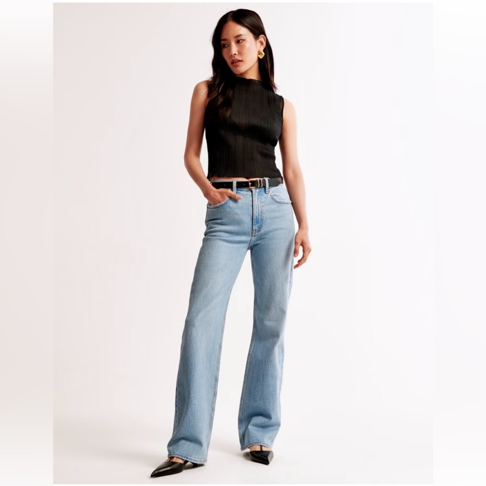 Abercrombie & Fitch High Rise Relaxed Straight Leg Jeans